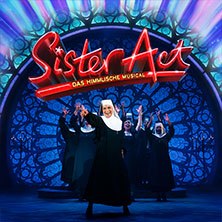 Nonnen in schwarzen Gewändern tanzen auf einer bunt beleuchteten Bühne. Im Hintergrund leuchtet der Schriftzug 'Sister Act - Das himmlische Musical'., © links im Bild