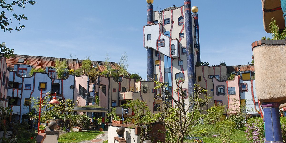 Buntes Gebäude mit unregelmäßigen Formen und Pflanzen auf dem Dach, entworfen von Hundertwasser in Plochingen., © Stuttgart-Marketing GmbH Buntes Gebäude mit unregelmäßigen Formen und Pflanzen auf dem Dach, entworfen von Hundertwasser in Plochingen., © Stuttgart-Marketing GmbH