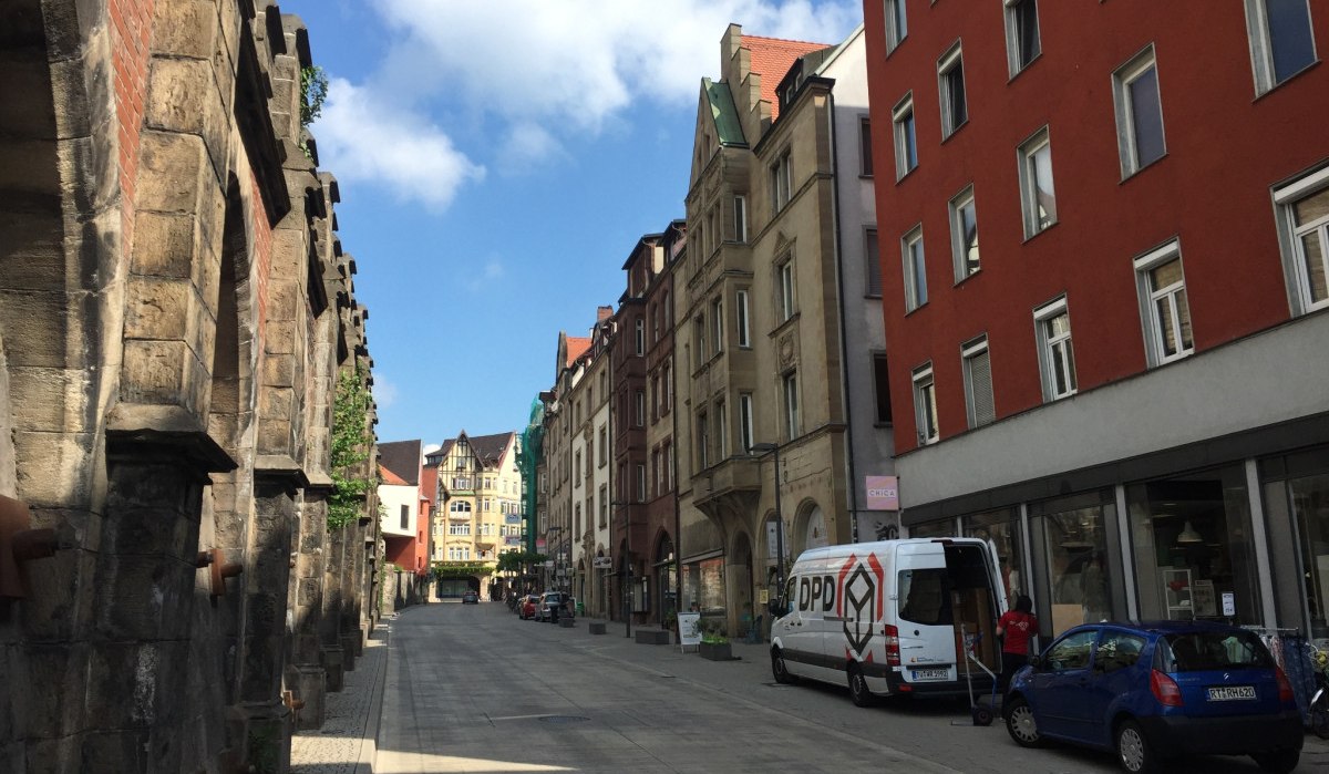 Eine ruhige Straße in Tübingen mit historischen Gebäuden und einem Lieferwagen. Die Architektur zeigt bunte Fassaden und alte Steinmauern., © www.pro-cycl.de Eine ruhige Straße in Tübingen mit historischen Gebäuden und einem Lieferwagen. Die Architektur zeigt bunte Fassaden und alte Steinmauern., © www.pro-cycl.de