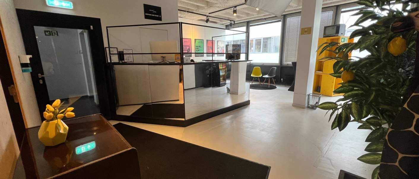 Moderner Empfangsbereich mit Tresen, Stühlen und Pflanzen. Helle Beleuchtung und Dekorationen schaffen eine einladende Atmosphäre., © pause & play Stuttgart Moderner Empfangsbereich mit Tresen, Stühlen und Pflanzen. Helle Beleuchtung und Dekorationen schaffen eine einladende Atmosphäre., © pause & play Stuttgart