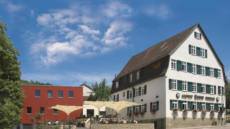 Traditionelles Gasthaus mit modernem Anbau und Terrasse, blauer Himmel im Hintergrund. Hotel Lamm Hebsack in Remshalden-Hebsack., © TOMAS Traditionelles Gasthaus mit modernem Anbau und Terrasse, blauer Himmel im Hintergrund. Hotel Lamm Hebsack in Remshalden-Hebsack., © TOMAS
