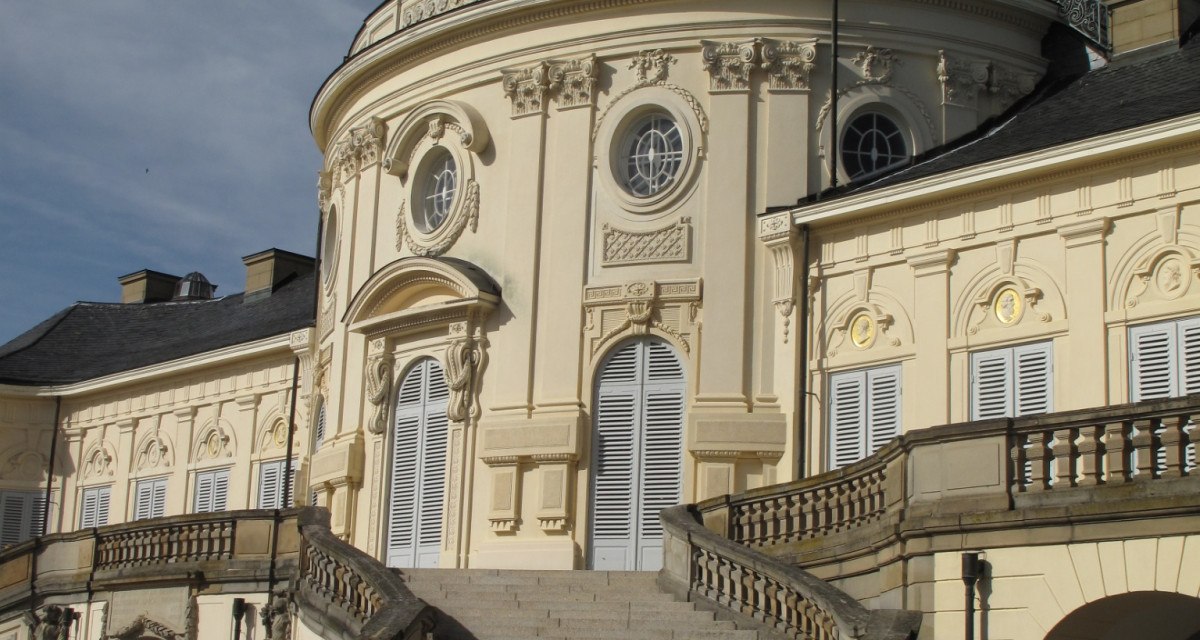 Schloss Solitude mit seiner eleganten, geschwungenen Treppe und kunstvollen Fassadendetails vor einem klaren blauen Himmel., &copy; RadL Leonberg