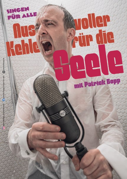 Ein Mann in nassem Hemd singt leidenschaftlich in ein Mikrofon unter der Dusche. Text: "Aus voller Kehle für die Seele mit Patrick Bopp"., © C² CONCERTS GmbH