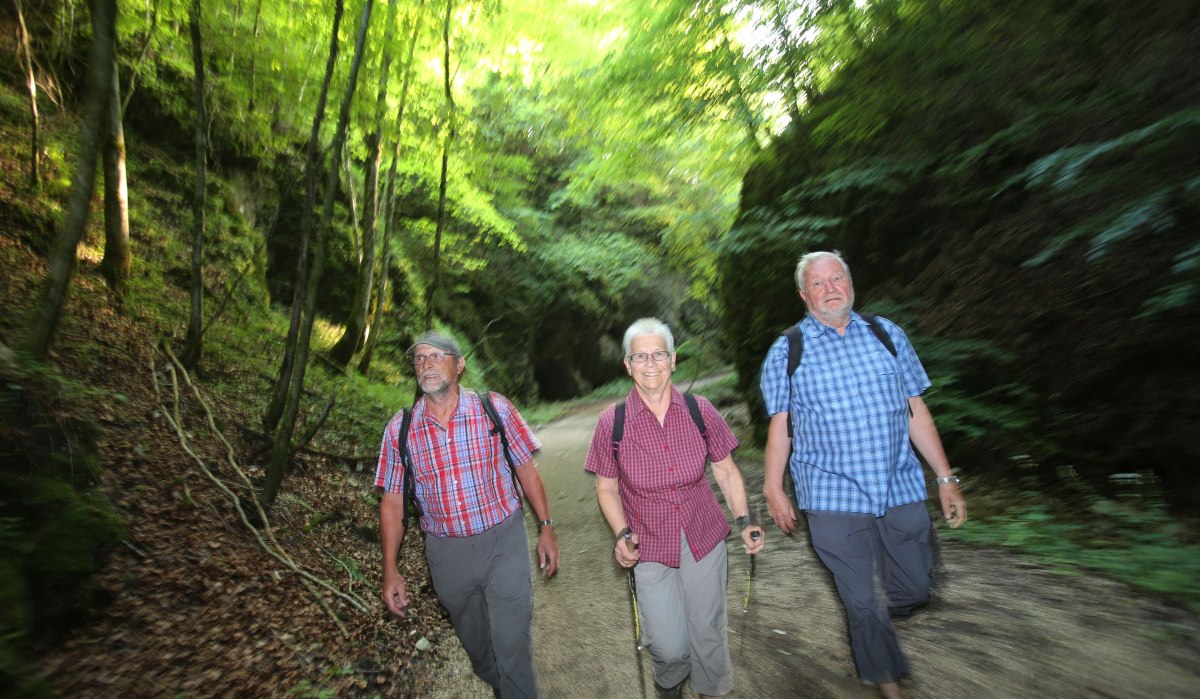 Wanderer durchqueren die Trailfinger Schlucht, © Bad Urach Tourismus
