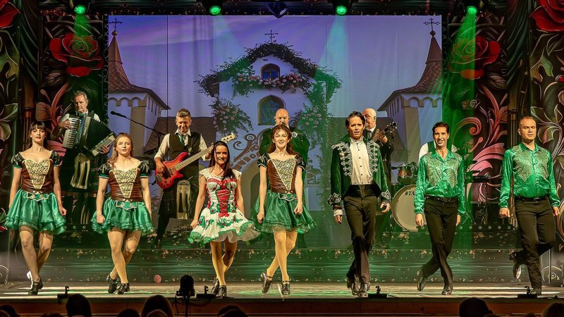 T&auml;nzer und Musiker in traditioneller irischer Kleidung performen auf einer B&uuml;hne mit einem malerischen Hintergrund., &copy; Ludwigsburg