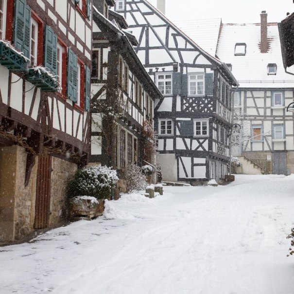 Verschneite Fachwerkh&auml;user in einer malerischen Altstadt. Die Stra&szlig;en sind mit Schnee bedeckt, und es schneit leicht., &copy; Wirtschaftsf&ouml;rderung Sindelfingen GmbH