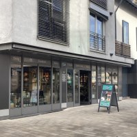 Gesch&auml;ftsfassade von 'Vom Fass' in N&uuml;rtingen mit Schaufenstern und einem Werbeschild auf dem Gehweg., &copy; Lena Besemer