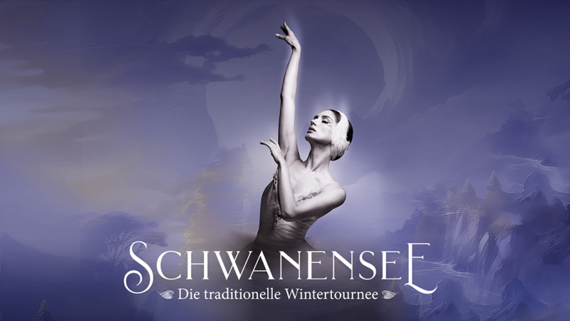 Eine Ballerina in eleganter Pose vor einem mystischen, blau-violetten Hintergrund. Der Schriftzug 'Schwanensee - Die traditionelle Wintertournee' ist zu sehen., &copy; links im Bild