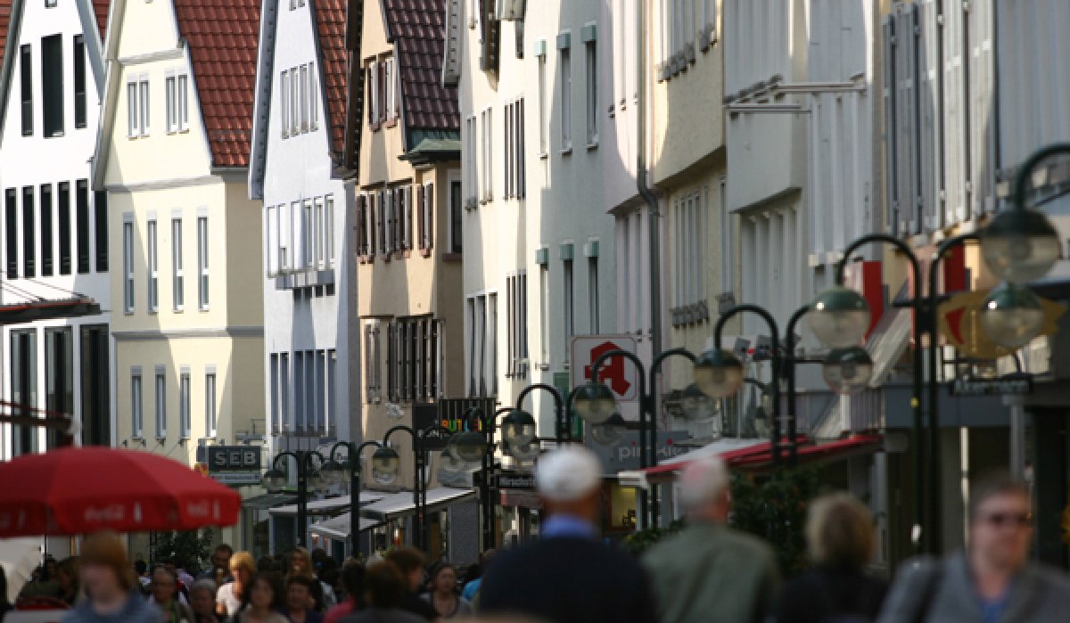 Belebte Straße in der Reutlinger Innenstadt mit Menschen und historischen Gebäuden. Die Architektur zeigt bunte Fassaden und traditionelle Dachformen., © Sphäre Verlag