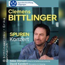 Plakat für das Konzert 'Spuren' mit Clemens Bittlinger. Er hält eine Gitarre. Weitere Künstler: Adax Dörsam und David Kandert., © links im Bild Plakat für das Konzert 'Spuren' mit Clemens Bittlinger. Er hält eine Gitarre. Weitere Künstler: Adax Dörsam und David Kandert., © links im Bild