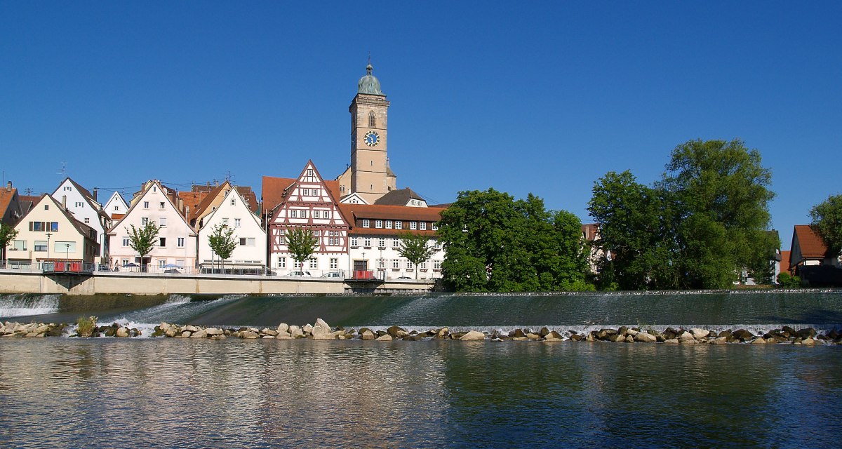 Fachwerkhäuser und ein Kirchturm in Nürtingen, am Fluss gelegen, bei klarem Himmel., © Stadt Nürtingen Fachwerkhäuser und ein Kirchturm in Nürtingen, am Fluss gelegen, bei klarem Himmel., © Stadt Nürtingen