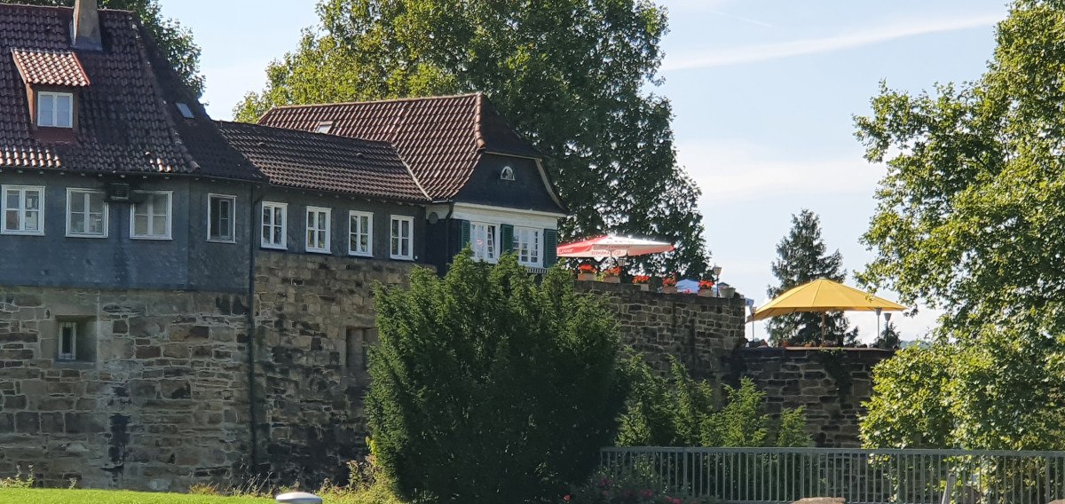 Ein ganz besonderer Biergarten - innerhalb des Burggeländes. Schönes Ziel für Familienausflüge., © EST