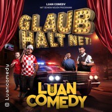 Plakat für 'Glaub Halt Net!' von Luan Comedy. Vier Personen stehen vor einem Polizeiauto, umgeben von roten Vorhängen., © links im Bild