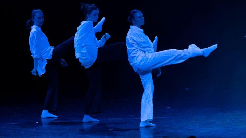Drei T&auml;nzer in wei&szlig;en Hemden und dunklen Hosen tanzen synchron auf einer B&uuml;hne in blauem Licht., &copy; Kunstschule Labyrinth
