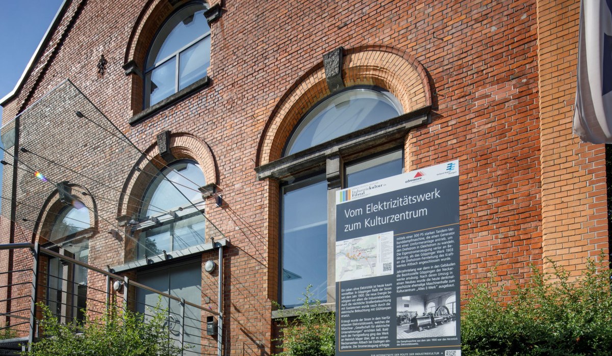 Backstein-Gebäude mit großen Fenstern, Schild informiert über die Umwandlung eines Elektrizitätswerks in ein Kulturzentrum. Teil der Route der Industriekultur., © Stoppel