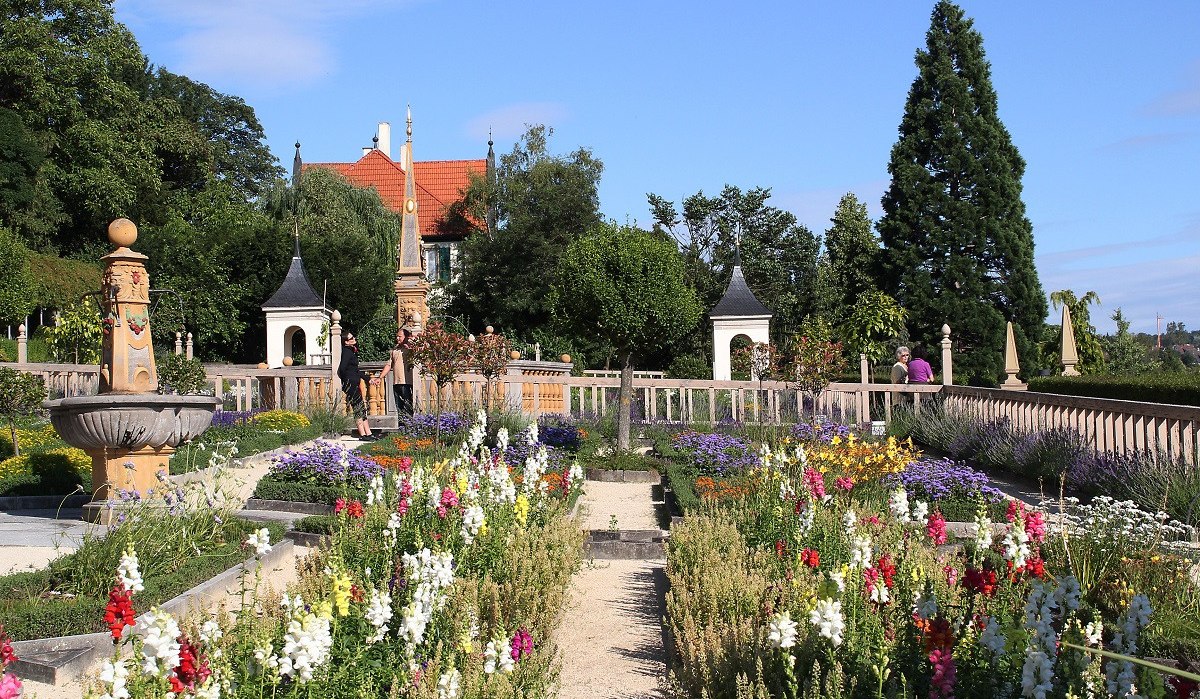 Der Pomeranzengarten Leonberg zeigt bunte Blumenbeete, historische Geb&auml;ude und eine dekorative Brunnenanlage unter blauem Himmel., &copy; Landratsamt B&ouml;blingen
