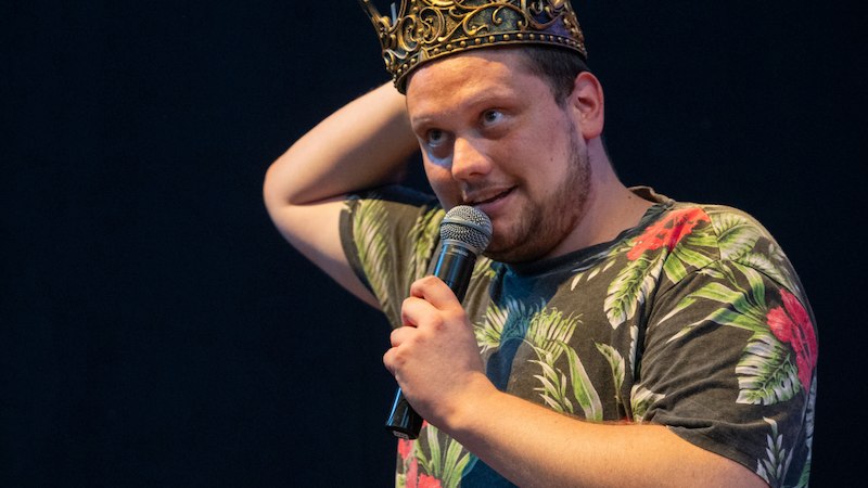 Poetry Slam Mäulesmühle mit Elias Raatz, © Stadt Leinfelden-Echterdingen, Kulturamt Poetry Slam Mäulesmühle mit Elias Raatz, © Stadt Leinfelden-Echterdingen, Kulturamt