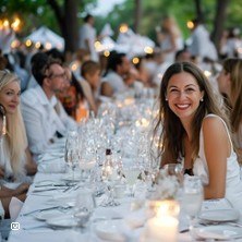 D&Icirc;ner en blanc - Picknick in wei&szlig; 2026 | Lions Club Esslingen Burg, Neckar & Post, &copy; links im Bild