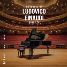 Ein Konzertfl&uuml;gel steht auf einer B&uuml;hne in einem eleganten Konzertsaal mit roten Sitzen und goldener Decke., &copy; links im Bild