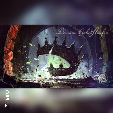 Eine Krone schwebt in einer düsteren, mystischen Szene. Der Titel 'Domäne Staufen - Dark Ages V' ist sichtbar., © links im Bild