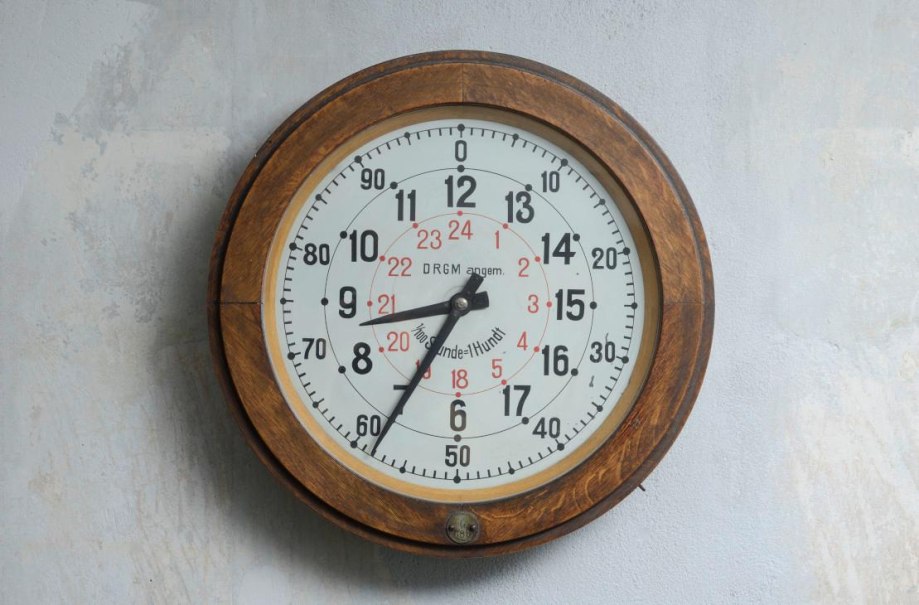 Eine alte Wanduhr mit Holzrahmen zeigt eine 24-Stunden-Anzeige. Die Ziffern sind in Schwarz und Rot auf weißem Hintergrund., © Ludwigsburg Museum Eine alte Wanduhr mit Holzrahmen zeigt eine 24-Stunden-Anzeige. Die Ziffern sind in Schwarz und Rot auf weißem Hintergrund., © Ludwigsburg Museum