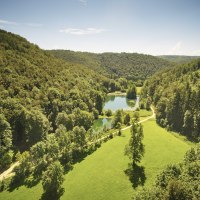 Der Radweg führt am Kaltentalweiher entlang, © Bad Urach Tourismus