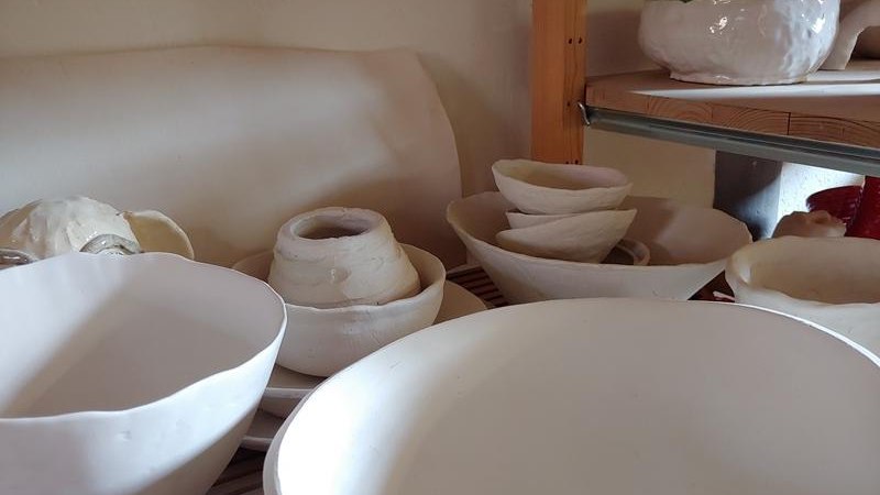 Unfertige Keramikschalen und -töpfe stehen auf einem Regal in einem Keramikstudio., © Kunstschule Labyrinth