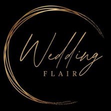 Elegantes Logo mit dem Schriftzug 'Wedding Flair' in goldener Schrift, umgeben von einem stilisierten Kreis auf schwarzem Hintergrund., © links im Bild Elegantes Logo mit dem Schriftzug 'Wedding Flair' in goldener Schrift, umgeben von einem stilisierten Kreis auf schwarzem Hintergrund., © links im Bild