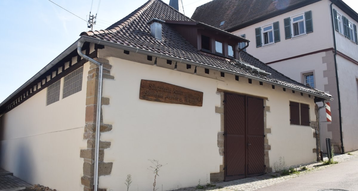 Traditionelles Geb&auml;ude mit Schild "S&auml;ngerheim Keller", braune T&uuml;ren und Fensterl&auml;den, in einer Dorfstra&szlig;e. Historische Architektur mit Ziegeldach., &copy; Land der 1000 H&uuml;gel - Kraichgau-Stromberg