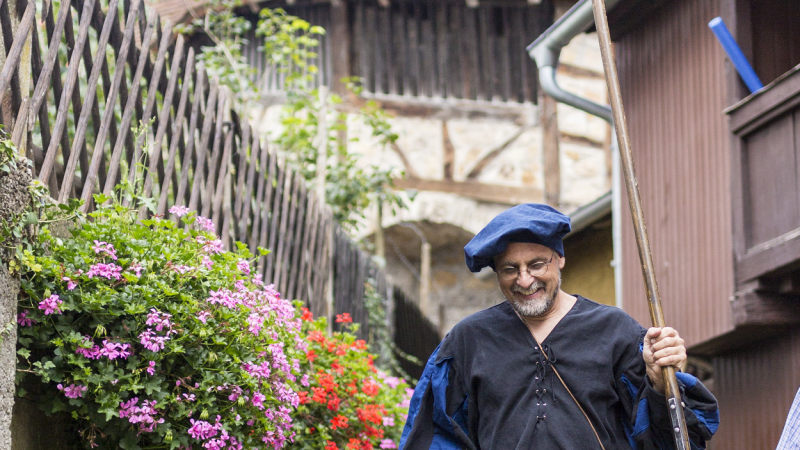 Kostümierter Stadtführer vor dem Nürtinger Blockturm, © D. Jüptner Kostümierter Stadtführer vor dem Nürtinger Blockturm, © D. Jüptner