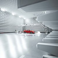 Ein rotes Auto in einem schallisolierten Raum mit wei&szlig;en, pyramidenf&ouml;rmigen W&auml;nden. Der Raum wirkt futuristisch und technisch., &copy; Mercedes-Benz AG