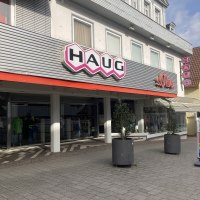Außenansicht "Modeahus Haug" in der Nürtinger Innenstadt., © Lena Besemer Außenansicht "Modeahus Haug" in der Nürtinger Innenstadt., © Lena Besemer