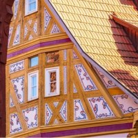 Detail eines Fachwerkhauses in Esslingen mit bunten Mustern und goldenen Dachziegeln., &copy; Esslinger Stadtmarketing &amp; Tourismus GmbH