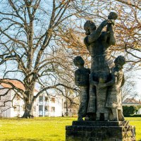 Eine Skulpturengruppe im Alten Stadtgarten Kornwestheim, umgeben von bl&uuml;henden B&auml;umen und gr&uuml;ner Wiese, bei sonnigem Wetter., &copy; Stuttgart-Marketing GmbH, Sarah Schmid