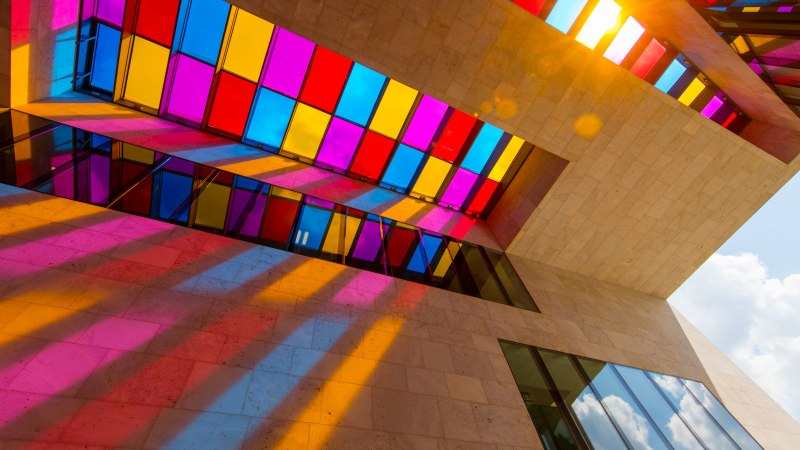 Bunte Glasfenster im Museum Ritter Waldenbuch werfen farbige Schatten auf den Boden., © Stuttgart-Marketing GmbH, Achim Mende