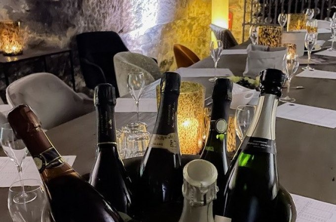 Mehrere Champagnerflaschen stehen auf einem Tisch in einem stimmungsvoll beleuchteten Raum mit Gl&auml;sern und Dekoration., &copy; Esslinger Stadtmarketing &amp; Tourismus GmbH