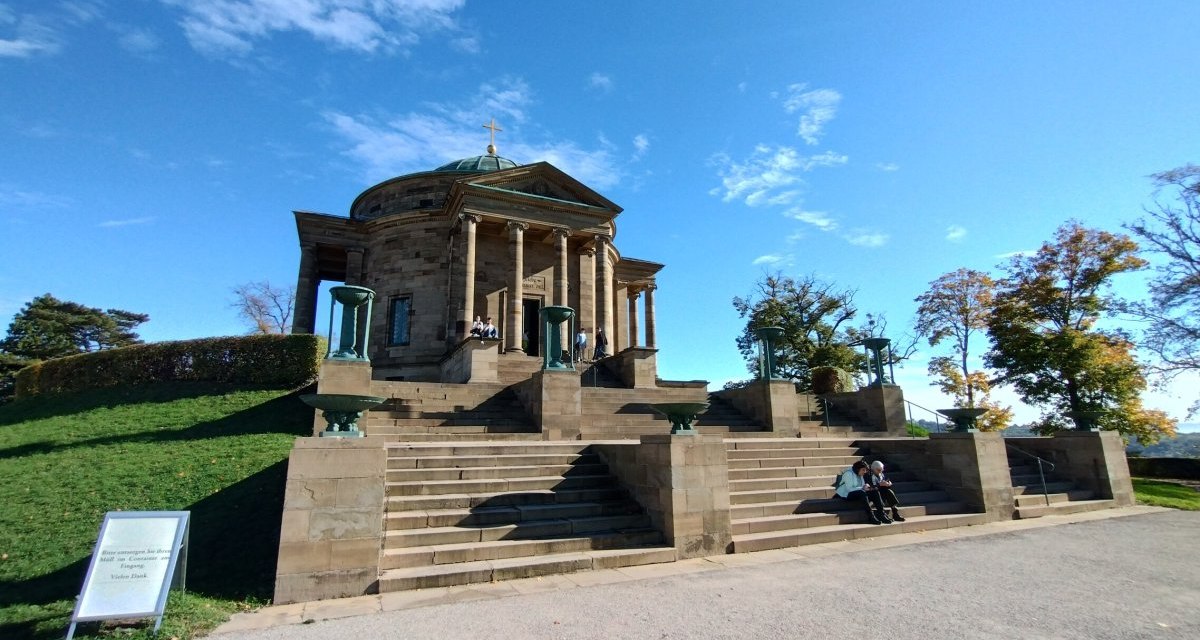 Die Grabkapelle auf dem Rotenberg mit breiten Treppen und Personen, die auf den Stufen sitzen. Der Himmel ist klar und sonnig. Die Grabkapelle auf dem Rotenberg mit breiten Treppen und Personen, die auf den Stufen sitzen. Der Himmel ist klar und sonnig.
