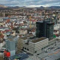 Luftaufnahme von G&ouml;ppingen mit einem markanten Hochhaus der Sparkasse und umliegenden Geb&auml;uden vor einer h&uuml;geligen Landschaft., &copy; Stadt G&ouml;ppingen