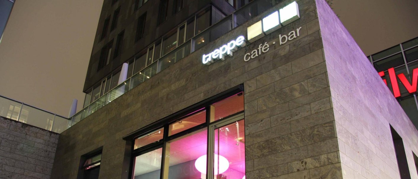 Modernes Gebäude mit der Aufschrift 'treppe café · bar' und beleuchteten Fenstern in der Nacht., © Café Treppe, Stuttgart Modernes Gebäude mit der Aufschrift 'treppe café · bar' und beleuchteten Fenstern in der Nacht., © Café Treppe, Stuttgart