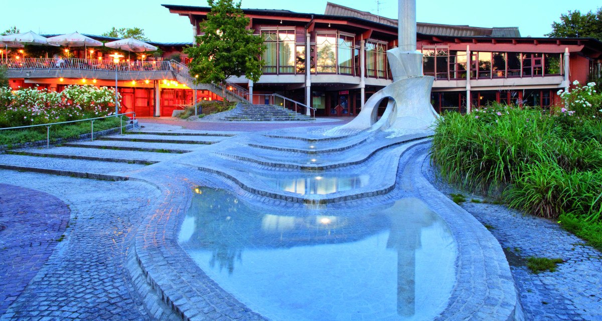 Modernes Bürgerzentrum mit beleuchteter Terrasse, geschwungenem Wasserlauf und gepflegter Gartenanlage bei Dämmerung., © WTM GmbH Waiblingen Modernes Bürgerzentrum mit beleuchteter Terrasse, geschwungenem Wasserlauf und gepflegter Gartenanlage bei Dämmerung., © WTM GmbH Waiblingen