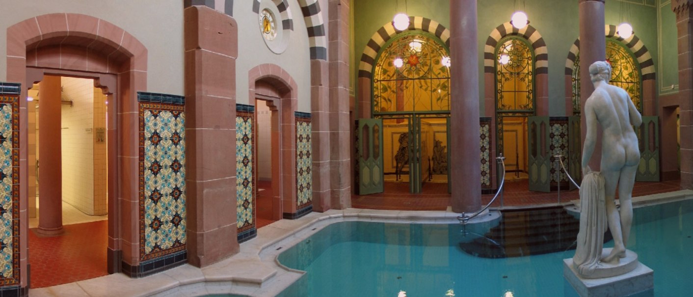 Elegante Therme mit Mosaikfliesen, S&auml;ulen und einer Statue am Pool. Historische Architektur und entspannende Atmosph&auml;re., &copy; Mokni's Palais Hotel & Spa