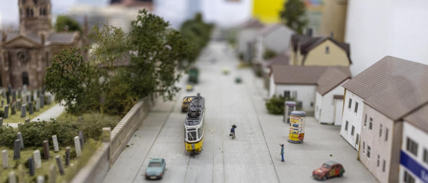 Miniaturstadt mit einer Straßenbahn, kleinen Häusern und einer Kirche im Hintergrund. Detailreiche Darstellung von Straßen und Vegetation., © Stuttgart-Marketing GmbH, Sarah Schmid
