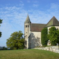 Das Kloster Lorch mit seinem markanten Turm und bewachsenen Mauern, umgeben von grüner Landschaft und blauem Himmel., © Remstal Tourismus e.V.