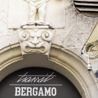 Steinfigur über einem Torbogen mit der Aufschrift 'transit BERGAMO'. Graffiti und verwitterte Wand im Hintergrund., © SMG, Sarah Schmid