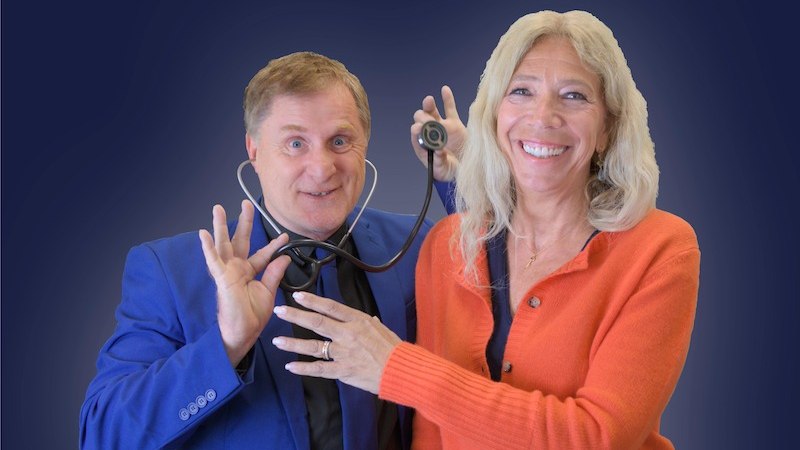 Zwei Personen lächeln in die Kamera. Eine Person hält ein Stethoskop, die andere trägt einen orangefarbenen Pullover., © Stadtverwaltung Vaihingen an der Enz Zwei Personen lächeln in die Kamera. Eine Person hält ein Stethoskop, die andere trägt einen orangefarbenen Pullover., © Stadtverwaltung Vaihingen an der Enz