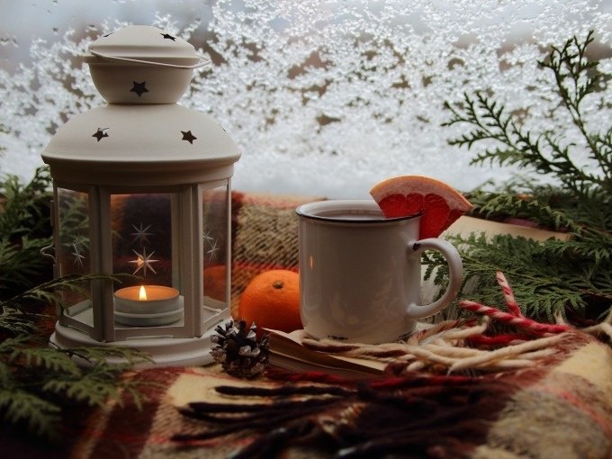 Laterne mit Kerze, Tasse Tee mit Grapefruit, Orange und Tannenzweige auf Decke vor vereistem Fenster., &copy; Cool-Tours StattReisen