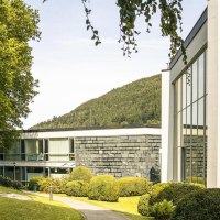 Die Vital-Therme in Bad Wildbad zeigt eine moderne Architektur umgeben von gr&uuml;ner Landschaft und B&auml;umen, mit einem H&uuml;gel im Hintergrund., &copy; Stuttgart-Marketing GmbH, Sarah Schmid