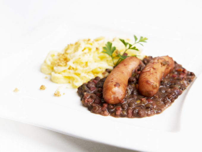 Ein Teller mit Linsen, W&uuml;rstchen und Sp&auml;tzle, garniert mit Petersilie. Traditionelles schw&auml;bisches Gericht., &copy; Kultweine-Kochwelten-Kunst&uuml;cke - Kochschule Sonja Lenz