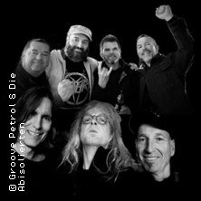 Schwarz-Wei&szlig;-Foto der Band Groove Petrol & Die Abislierten. Die Mitglieder posieren in zwei Reihen, einige l&auml;cheln, andere zeigen Rockgesten., &copy; links im Bild
