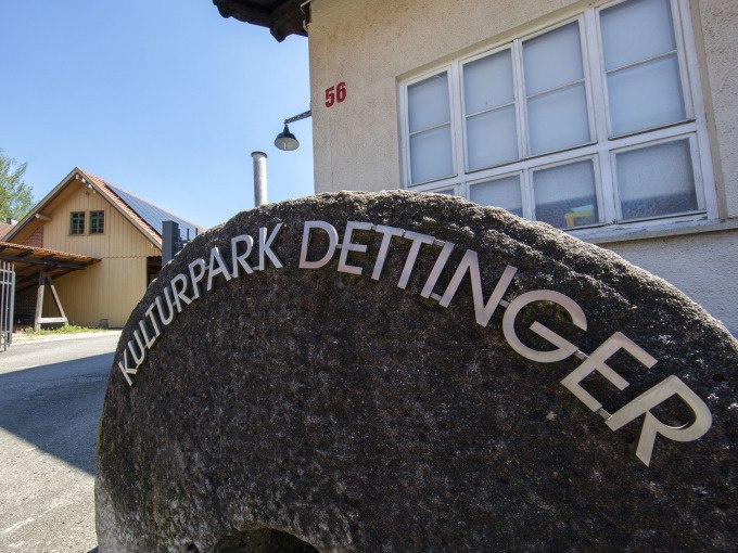 Ein M&uuml;hlstein mit der Aufschrift 'Kulturpark Dettinger' steht vor einem Geb&auml;ude mit der Hausnummer 56. Im Hintergrund ist ein weiteres Geb&auml;ude zu sehen., &copy; PlochingenInfo